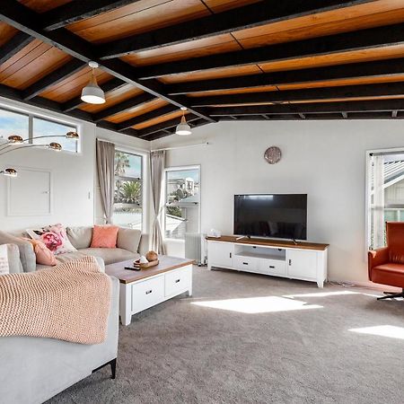 Couches, Bar Table & Kawau View Villa Snells Beach Bagian luar foto